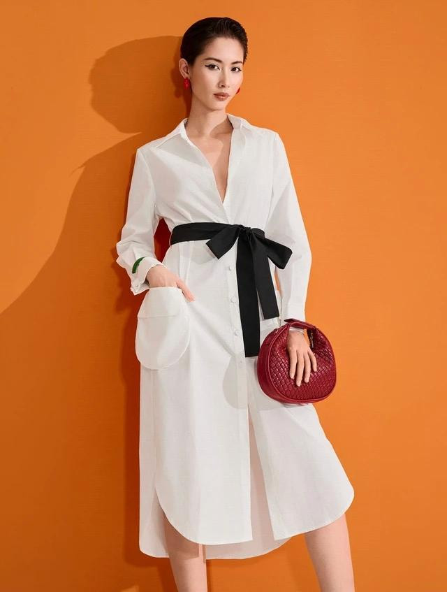Tạo nên vẻ ngoài cực ấn tượng, đặc sắc mê đắm mọi ánh nhìn chỉ với những mẹo thời trang nho nhỏ trên bản phối mùa hè - thắt nơ eo màu đen cho mẫu đầm trắng tối giản; bổ sung phụ kiện ấn tượng và làm nổi bật chi tiết túi đắp hình bầu dục bên hông. Ảnh HA LINH THU Tạo nên vẻ ngoài cực ấn tượng, đặc sắc mê đắm mọi ánh nhìn chỉ với những mẹo thời trang nho nhỏ trên bản phối mùa hè - thắt nơ eo màu đen cho mẫu đầm trắng tối giản; bổ sung phụ kiện ấn tượng và làm nổi bật chi tiết túi đắp hình bầu dục bên hông. Ảnh HA LINH THU