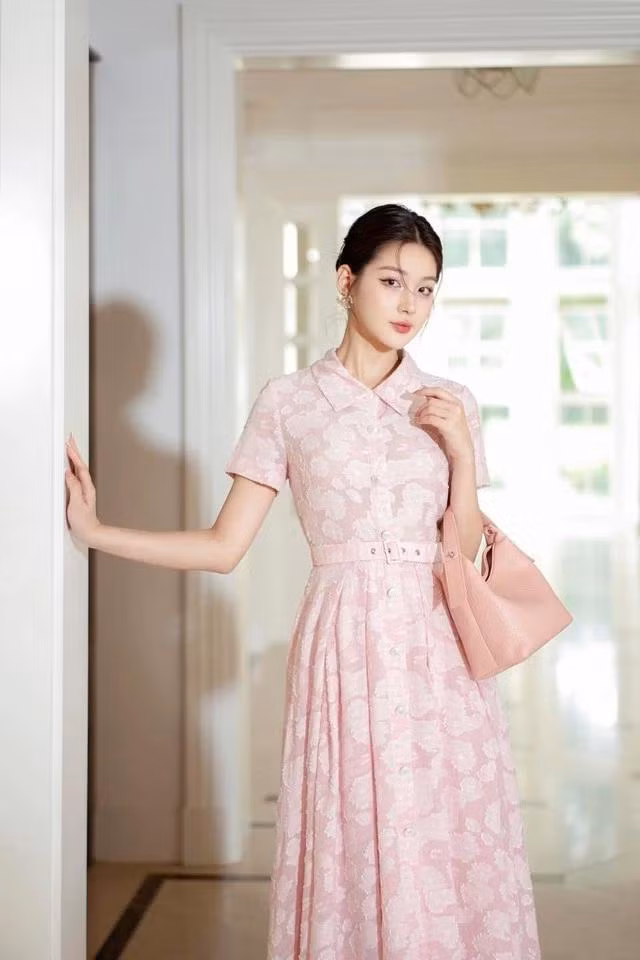 Đầm midi trên chất vải organza màu hồng phấn tỏa sáng với những bông hoa đang khoe sắc rực rỡ. Chi tiết dây lưng thắt eo tạo nên điểm nhấn cho vòng 2 thon gọn nhưng vẫn đủ thoải mái và dễ chịu khi vận động nhờ chất vải mỏng nhẹ và lớp lót thấm hút mồ hôi. Thiết kế tô điểm cho người mặc vẻ nữ tính, lãng mạn và cực kỳ thanh lịch, sang trọng. Ảnh SIXDO