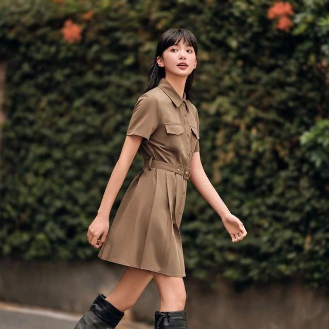 Chất vải kaki dày dặn, đứng phom cũng là ứng viên phù hợp với các hoạt động ngoài trời năng động. Ảnh Semir Chất vải kaki dày dặn, đứng phom cũng là ứng viên phù hợp với các hoạt động ngoài trời năng động. Ảnh Semir