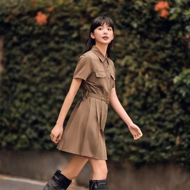 Chất vải kaki dày dặn, đứng phom cũng là ứng viên phù hợp với các hoạt động ngoài trời năng động. Ảnh Semir