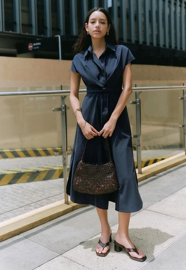 Khi xuống phố, đi làm hay lên đồ cho các hoạt động thường ngày, thay vì những mẫu váy midi cơ bản, nàng có thể thay đổi bằng thiết kế có chi tiết phá cách giúp "thu gọn" vòng eo theo cách nhẹ nhàng và duyên dáng. Ảnh Mono Talk Khi xuống phố, đi làm hay lên đồ cho các hoạt động thường ngày, thay vì những mẫu váy midi cơ bản, nàng có thể thay đổi bằng thiết kế có chi tiết phá cách giúp "thu gọn" vòng eo theo cách nhẹ nhàng và duyên dáng. Ảnh Mono Talk