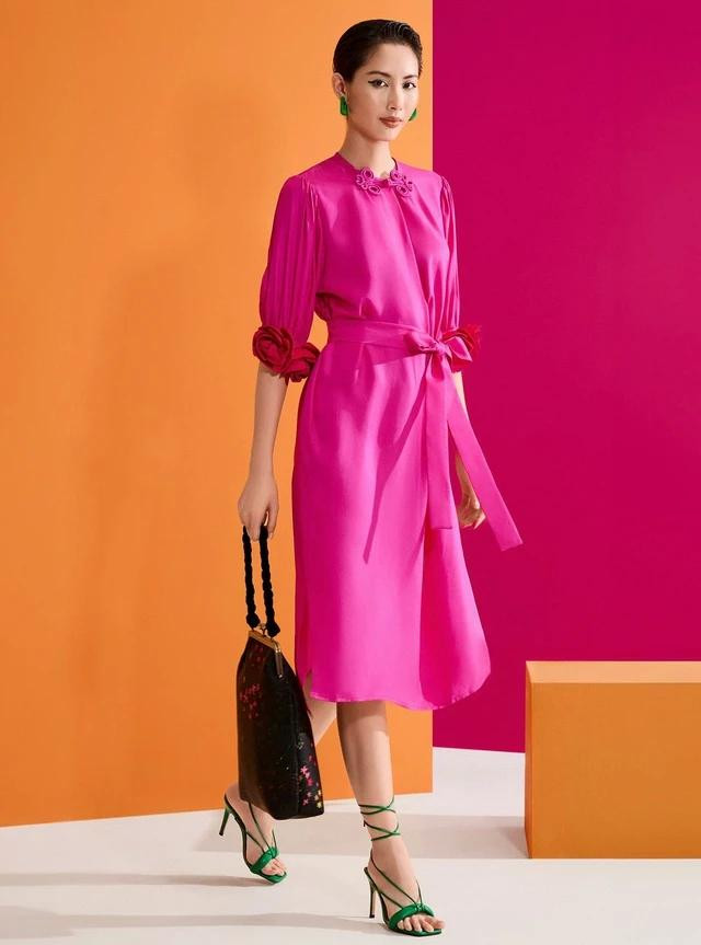 Những chi tiết như dây ruy băng thắt nơ quanh eo, tay áo đính hoa vải 3D hay chiếc nút áo cách điệu nổi bật tạo nên sức cuốn hút cho trang phục đơn giản. Ảnh HA LINH THU Những chi tiết như dây ruy băng thắt nơ quanh eo, tay áo đính hoa vải 3D hay chiếc nút áo cách điệu nổi bật tạo nên sức cuốn hút cho trang phục đơn giản. Ảnh HA LINH THU