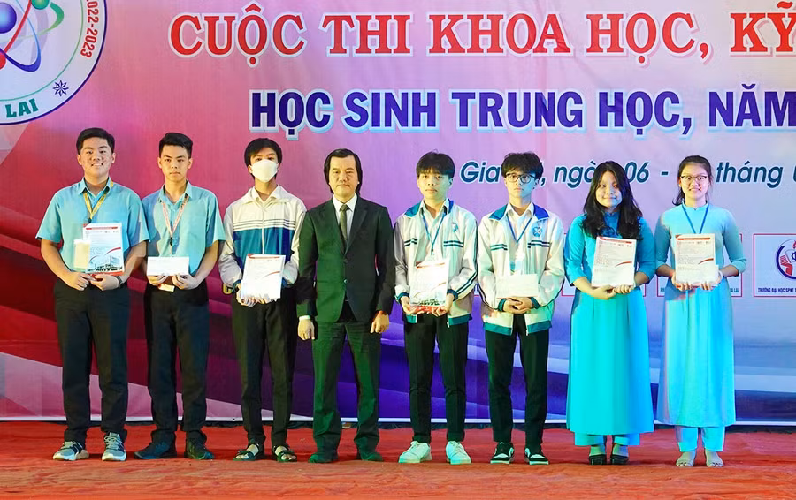 PGS-TS. Nguyễn Gia Như-Hiệu trưởng Trường Khoa học máy tính trao giải đặc biệt của Trường Đại học Duy Tân (Đà Nẵng) cho 5 dự án đạt giải nhất Cuộc thi Khoa học kỹ thuật cấp tỉnh. Ảnh: Mộc Trà