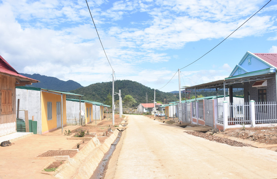 Cơ sở hạ tầng tại các khu tái định cư được đầu tư khá khang trang, sạch đẹp. Ảnh: V.P