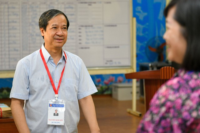 Bộ trưởng Bộ GD-ĐT Nguyễn Kim Sơn kiểm tra thi tốt nghiệp THPT sáng 28.6. Ảnh: MOET Bộ trưởng Bộ GD-ĐT Nguyễn Kim Sơn kiểm tra thi tốt nghiệp THPT sáng 28.6. Ảnh: MOET