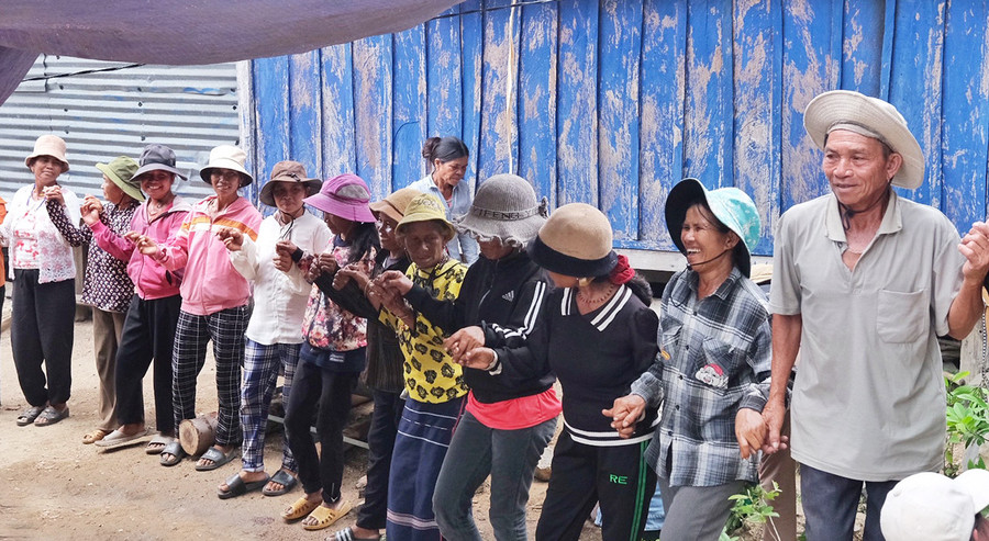 Xoang tiễn đưa người chết. Ảnh: M.C