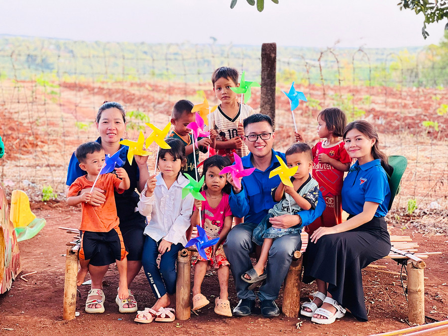 Các tổ chức Đoàn-Đội trong tỉnh luôn dành sự quan tâm đến các em thiếu nhi có hoàn cảnh khó khăn. Ảnh: P.L