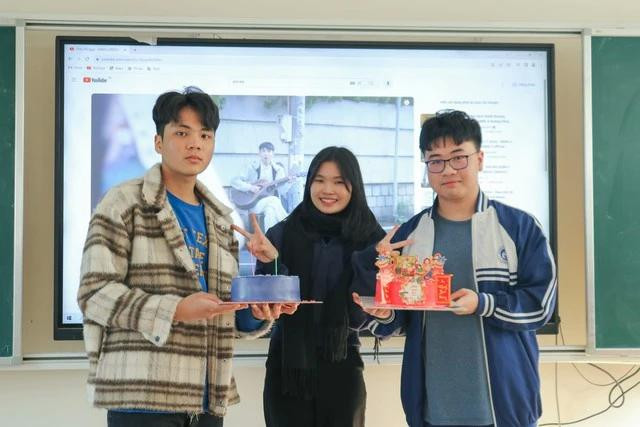 Long (ngoài cùng bên phải) hòa đồng, học giỏi nên được bạn bè yêu quý. ẢNH: NVCC