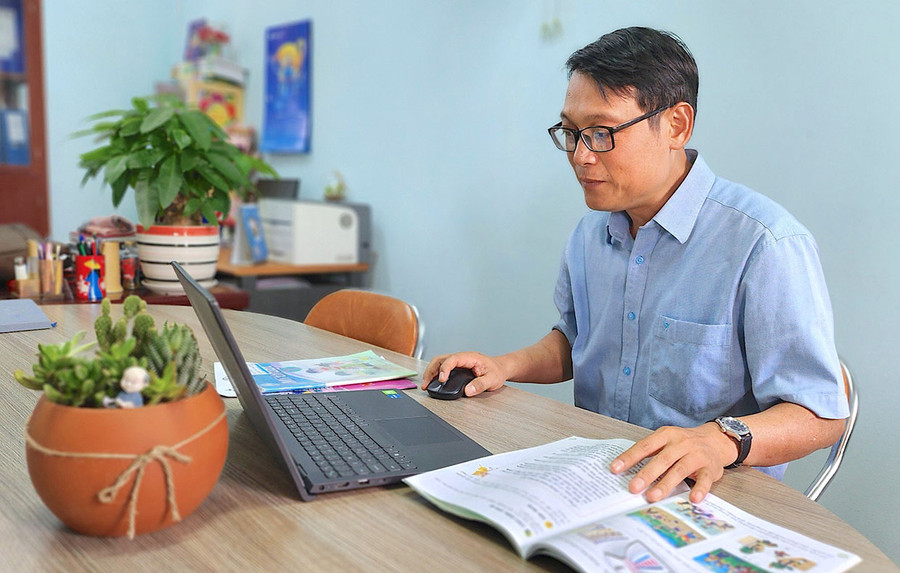 Thầy Đinh Việt Thanh-giáo viên Trường Tiểu học Nguyễn Văn Trỗi (phường Hoa Lư, TP. Pleiku) nghiên cứu, góp ý bản mẫu SGK mới môn Mỹ thuật lớp 5 trên website của các nhà xuất bản. Ảnh: Mộc Trà