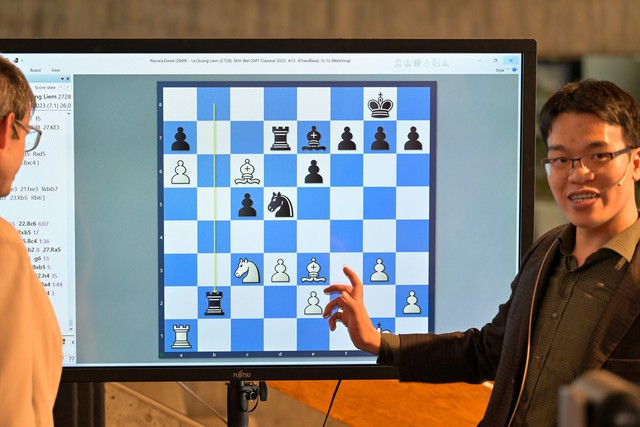 Kỳ thủ số 1 Việt Nam phân tích lại ván đấu của mình tại Festival cờ vua Biel. Ảnh: BIEL CHESS