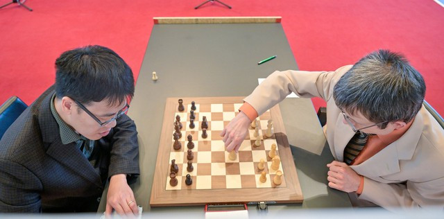 Lê Quang Liêm (trái) thi đấu ván cuối với David Navara. Ảnh: BIEL CHESS