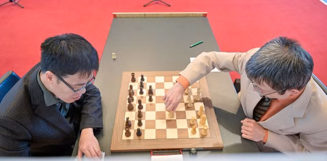 Lê Quang Liêm (trái) thi đấu ván cuối với David Navara. Ảnh: BIEL CHESS