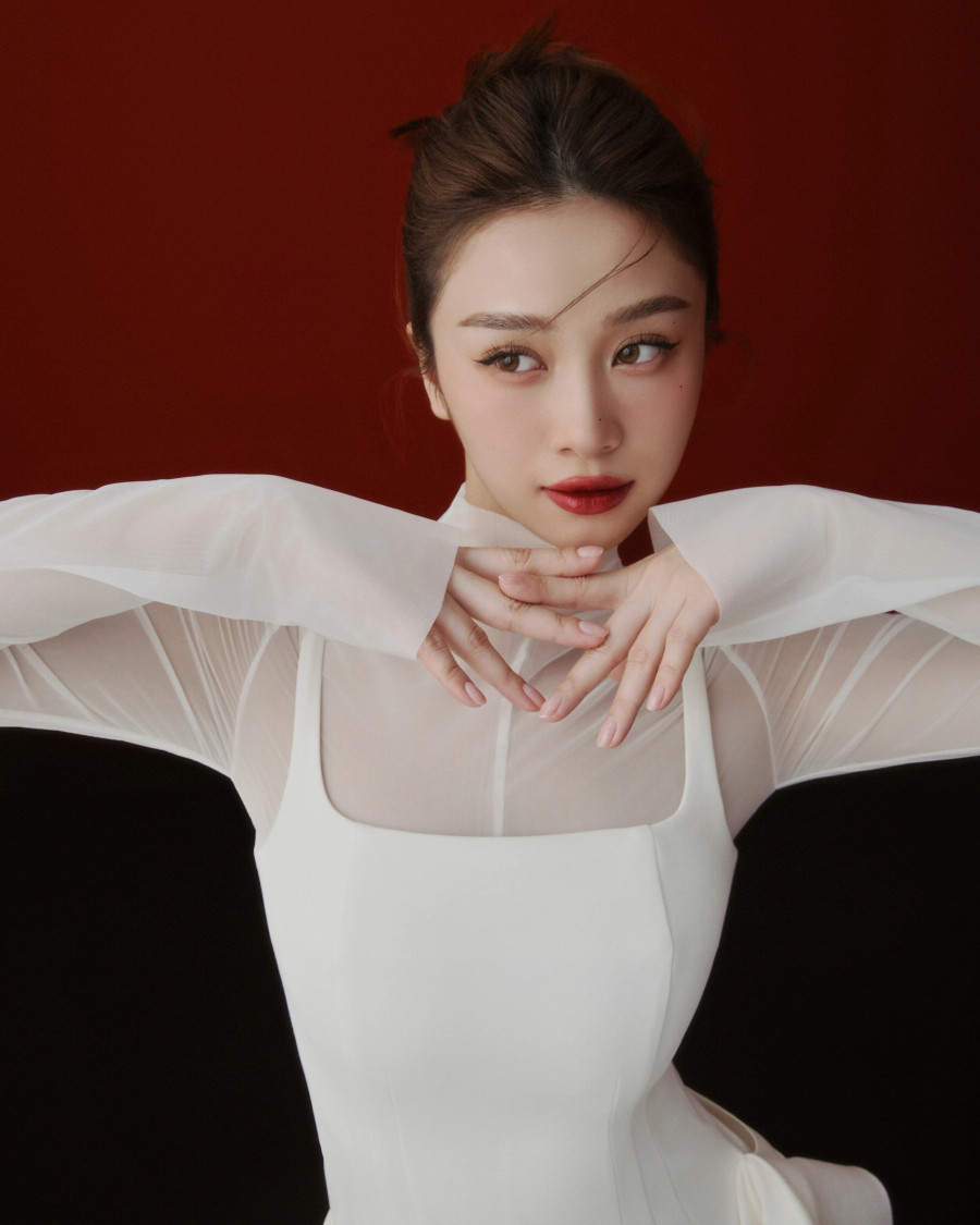 Ở bộ ảnh này, Jun Phạm mang đến một vẻ ngoài ngọt ngào nhưng không kém phần sắc sảo và quyến rũ. Ảnh:Trí Nghĩa Ở bộ ảnh này, Jun Phạm mang đến một vẻ ngoài ngọt ngào nhưng không kém phần sắc sảo và quyến rũ. Ảnh:Trí Nghĩa