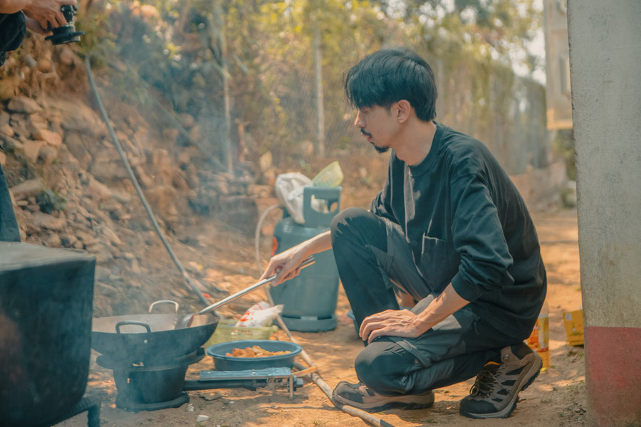 Đen Vâu nấu ăn cho trẻ em vùng cao. Đen Vâu nấu ăn cho trẻ em vùng cao.