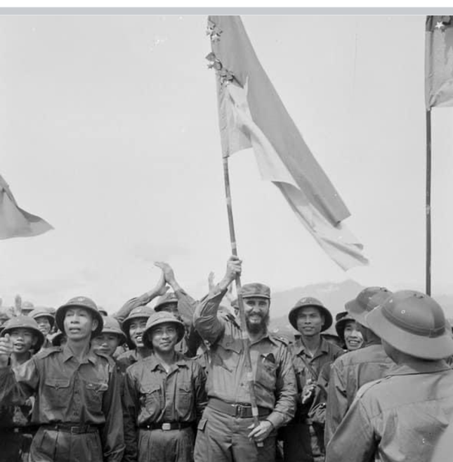 Lãnh tụ Fidel phất cao lá cờ Bách chiến Bách thắng lấp lánh huân chương của đoàn Khe Sanh, quân Giải phóng Huế tại Cứ điểm 241 Tân Lâm. ẢNH: SỸ SÔ Lãnh tụ Fidel phất cao lá cờ Bách chiến Bách thắng lấp lánh huân chương của đoàn Khe Sanh, quân Giải phóng Huế tại Cứ điểm 241 Tân Lâm. ẢNH: SỸ SÔ