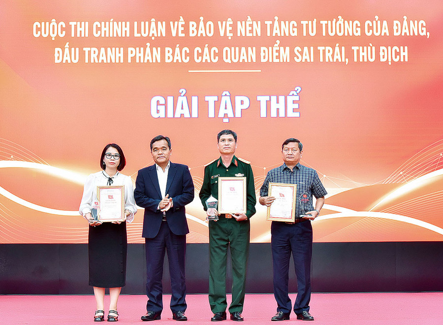 Ủy viên Ban Chấp hành Trung ương Đảng, Bí thư Tỉnh ủy, Chủ tịch HĐND tỉnh Hồ Văn Niên trao giải tập thể cho các đơn vị tham gia cuộc thi “Chính luận về bảo vệ nền tảng tư tưởng của Đảng, đấu tranh phản bác các quan điểm sai trái, thù địch” năm 2023. Ảnh: Đức Thụy Ủy viên Ban Chấp hành Trung ương Đảng, Bí thư Tỉnh ủy, Chủ tịch HĐND tỉnh Hồ Văn Niên trao giải tập thể cho các đơn vị tham gia cuộc thi “Chính luận về bảo vệ nền tảng tư tưởng của Đảng, đấu tranh phản bác các quan điểm sai trái, thù địch” năm 2023. Ảnh: Đức Thụy