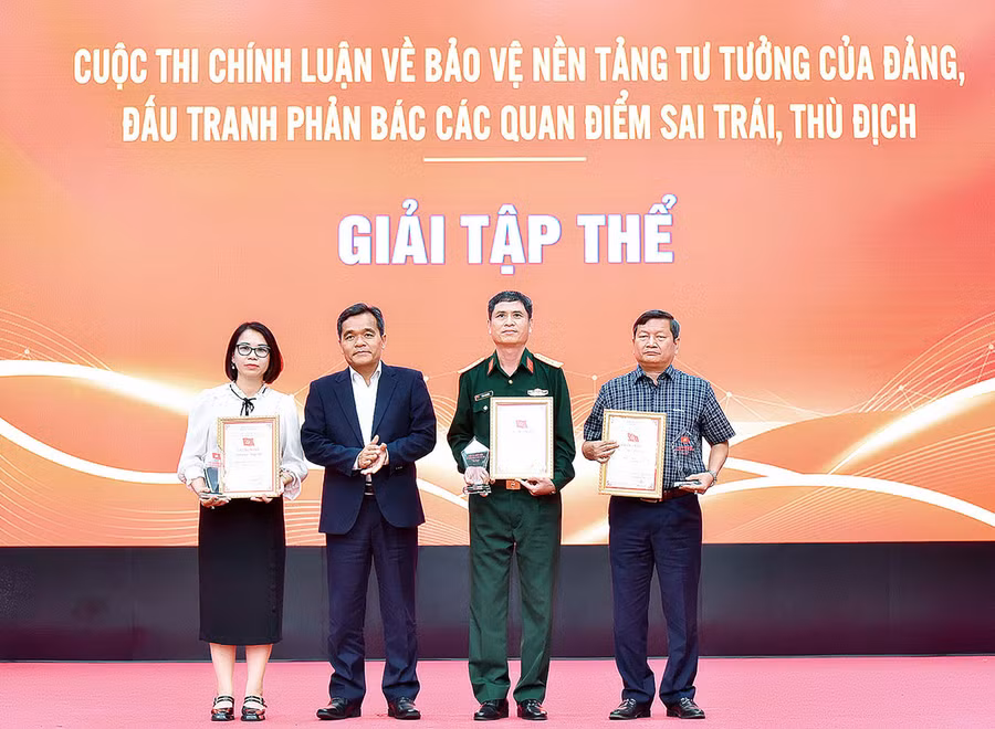 Ủy viên Ban Chấp hành Trung ương Đảng, Bí thư Tỉnh ủy, Chủ tịch HĐND tỉnh Hồ Văn Niên trao giải tập thể cho các đơn vị tham gia cuộc thi “Chính luận về bảo vệ nền tảng tư tưởng của Đảng, đấu tranh phản bác các quan điểm sai trái, thù địch” năm 2023. Ảnh: Đức Thụy