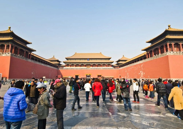Du khách tham quan Tử Cấm Thành