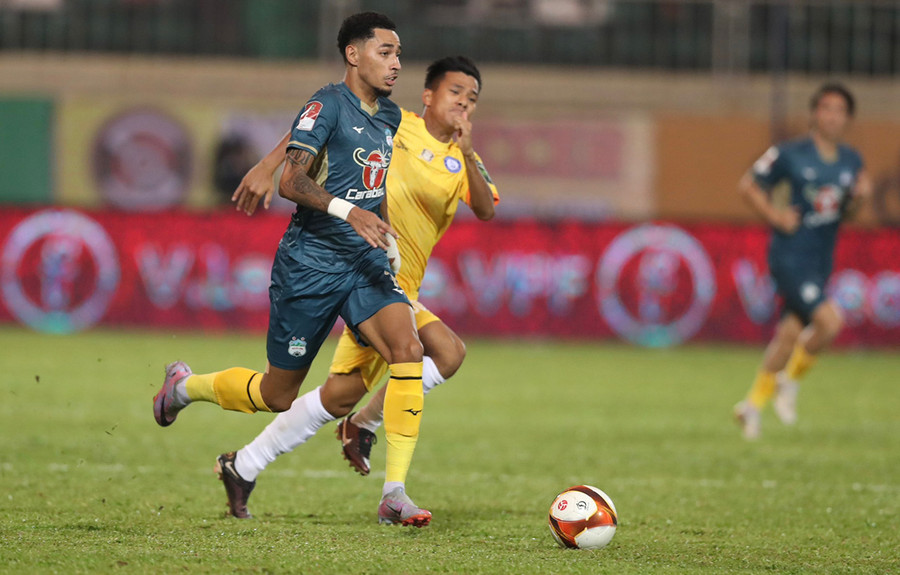 Hoàng Anh Gia Lai (bên trái) đã phải nhận thất bại đầu tiên của mùa giải. Ảnh: Đ.Đ Hoàng Anh Gia Lai (bên trái) đã phải nhận thất bại đầu tiên của mùa giải. Ảnh: Đ.Đ