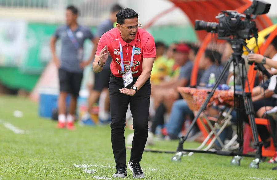 HLV Kiatisak sẽ phải giải bài toán chiều sâu đội hình. Ảnh: Đức Đồng HLV Kiatisak sẽ phải giải bài toán chiều sâu đội hình. Ảnh: Đức Đồng