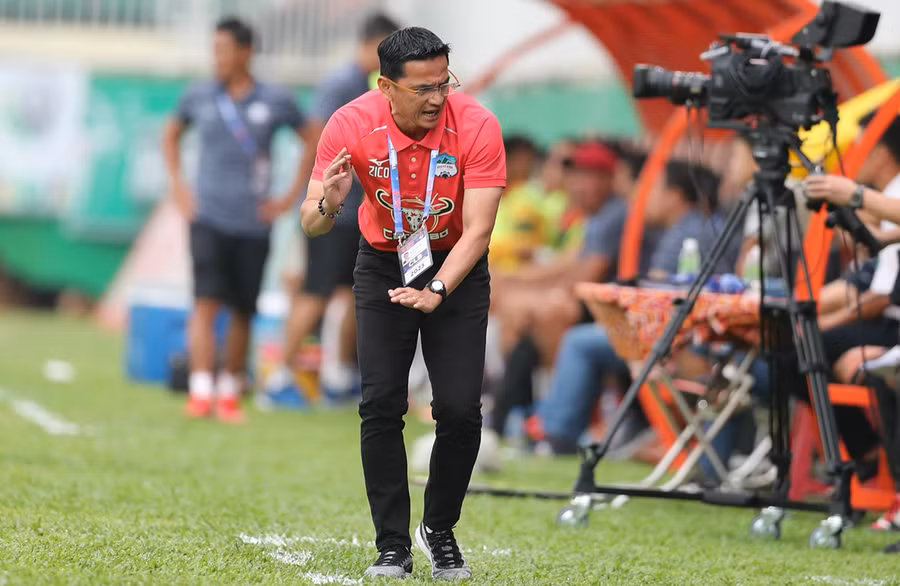 HLV Kiatisak sẽ phải giải bài toán chiều sâu đội hình. Ảnh: Đức Đồng HLV Kiatisak sẽ phải giải bài toán chiều sâu đội hình. Ảnh: Đức Đồng