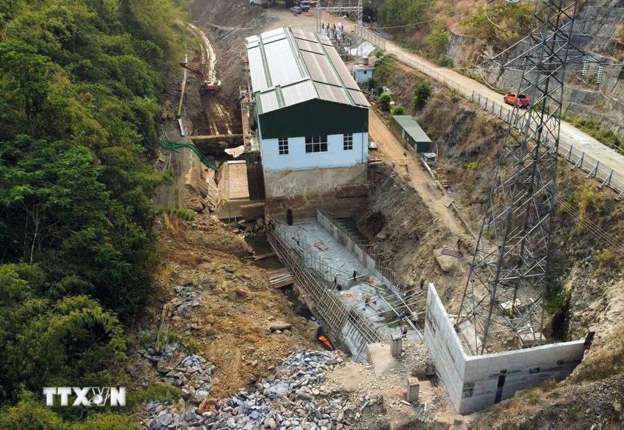 Lòng suối Đắk Nông cạn khô và phần lớn mặt suối đã bị đào đắp, đổ bêtông. (Ảnh: Hưng Thịnh/TTXVN) Lòng suối Đắk Nông cạn khô và phần lớn mặt suối đã bị đào đắp, đổ bêtông. (Ảnh: Hưng Thịnh/TTXVN)