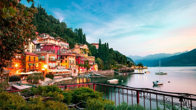 Khu đô thị Varenna bên bờ hồ Como, Ý. Ảnh: Shutterstock. Khu đô thị Varenna bên bờ hồ Como, Ý. Ảnh: Shutterstock.
