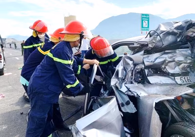 Cảnh sát sử dụng công cụ, thiết bị chuyên dụng cắt phá khung xe du lịch để giải cứu hai nạn nhân bị thương và đưa thi thể hai người chết ra ngoài.