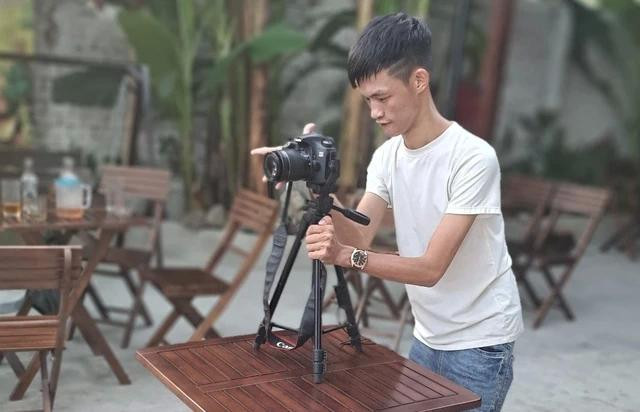 Hiếu tự học cách quay video. Ảnh Thanh Nam Hiếu tự học cách quay video. Ảnh Thanh Nam