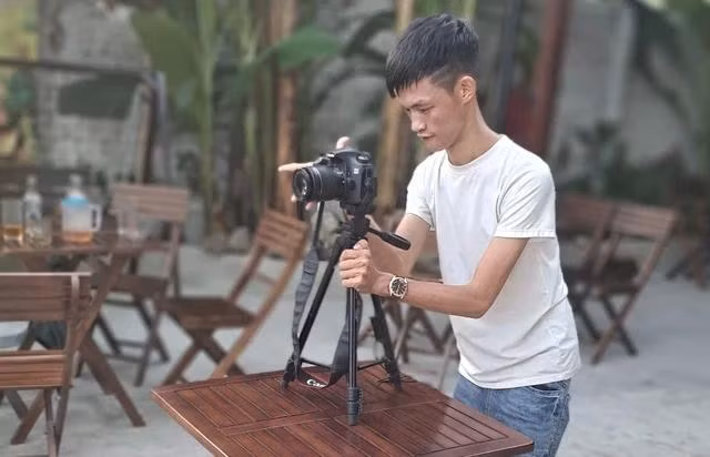 Hiếu tự học cách quay video. Ảnh Thanh Nam