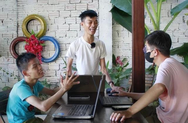 Hiếu (đứng) rủ thêm những người bạn cùng hoàn cảnh, lập nhóm khởi sự kinh doanh. Ảnh Thanh Nam Hiếu (đứng) rủ thêm những người bạn cùng hoàn cảnh, lập nhóm khởi sự kinh doanh. Ảnh Thanh Nam