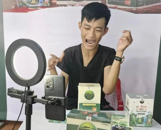 Hiếu trong một buổi livestream. Ảnh Thanh Nam Hiếu trong một buổi livestream. Ảnh Thanh Nam