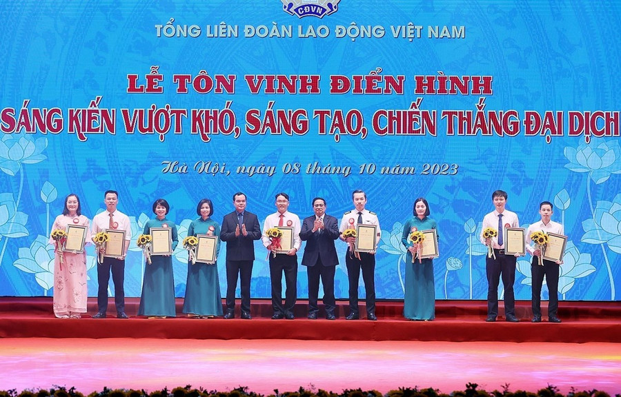 Tôn vinh 9 tác giả, nhóm tác giả có sáng kiến đặc biệt xuất sắc có giá trị làm lợi từ 100 tỷ đồng trở lên. (Ảnh: Dương Giang/TTXVN)