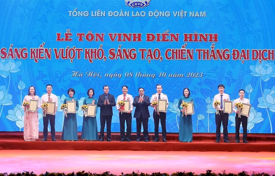 Tôn vinh 9 tác giả, nhóm tác giả có sáng kiến đặc biệt xuất sắc có giá trị làm lợi từ 100 tỷ đồng trở lên. (Ảnh: Dương Giang/TTXVN)