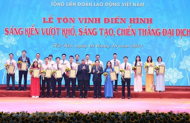 Vinh danh tác giả, nhóm tác giả có sáng kiến xuất sắc mang lại giá trị làm lợi từ 30 tỷ đồng đến dưới 100 tỷ đồng. (Ảnh: Dương Giang/TTXVN)