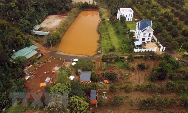 Hiện trạng hai căn biệt thự của ông Nguyễn Tiến Quang, trú thôn 8, xã Nhân Cơ, nơi từng bị UBND xã Nhân Cơ bị xử phạt 8 triệu đồng và yêu cầu khôi phục tình trạng ban đầu trước khi vi phạm vào năm 2022. (Ảnh: Minh Hưng/TTXVN)