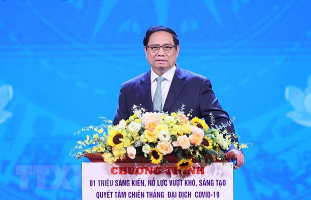 Thủ tướng Phạm Minh Chính phát biểu tại Lễ tôn vinh điển hình “Sáng kiến vượt khó, sáng tạo, chiến thắng đại dịch”. (Ảnh: Dương Giang/TTXVN)