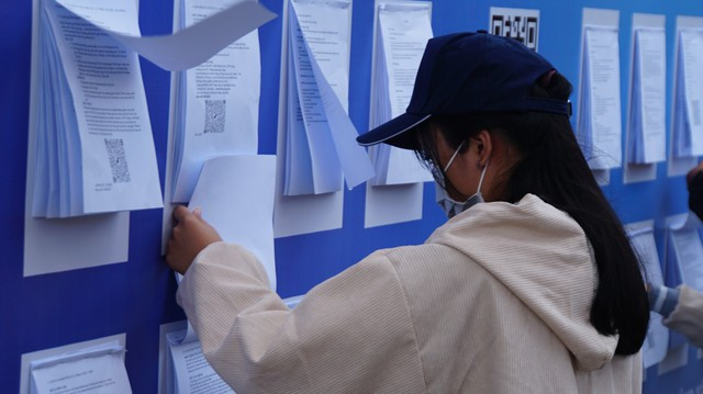 Bạn trẻ tìm kiếm việc làm ở những ngày hội việc làm. Ảnh: PHẠM HỮU