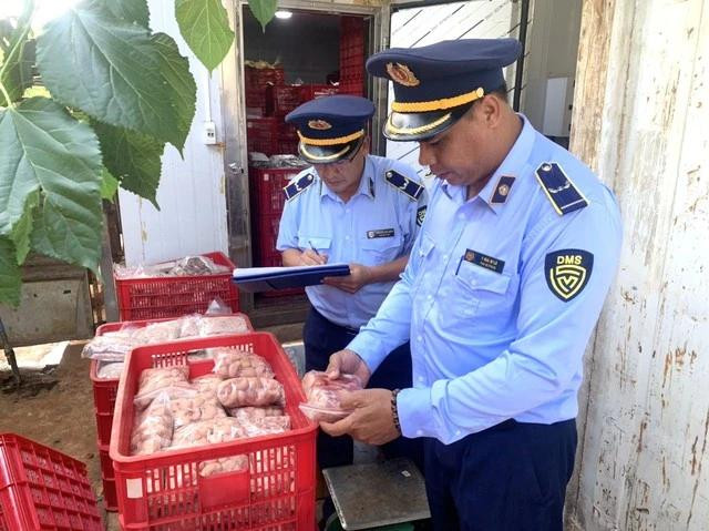 Lực lượng quản lý thị trường kiểm tra số hàng hóa vi phạm tại hộ N.T.T. ẢNH CỤC QLTT ĐẮK LẮK Lực lượng quản lý thị trường kiểm tra số hàng hóa vi phạm tại hộ N.T.T. ẢNH CỤC QLTT ĐẮK LẮK