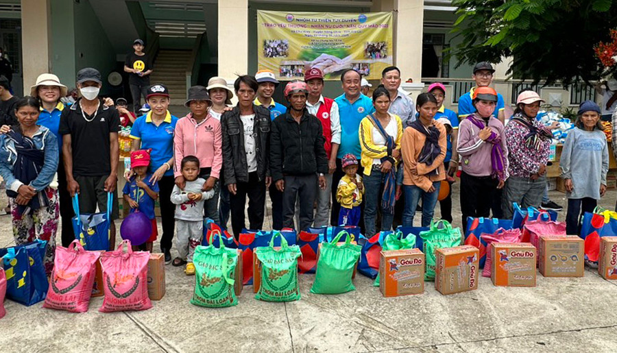 Đoàn công tác tặng quà cho người nghèo, đồng bào dân tộc thiểu số khó khăn xã Chư Krey, huyện Kông Chro. Ảnh: Hồng Ngọc Đoàn công tác tặng quà cho người nghèo, đồng bào dân tộc thiểu số khó khăn xã Chư Krey, huyện Kông Chro. Ảnh: Hồng Ngọc