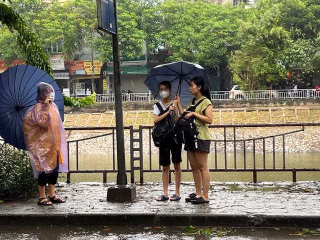 Nhiều người dân lựa chọn phương tiện xe công cộng để được an toàn hơn