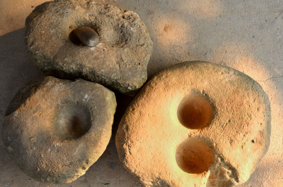 Những hòn đá này trông giống như chày cối đá. Ảnh: Hà Thủy Những hòn đá này trông giống như chày cối đá. Ảnh: Hà Thủy