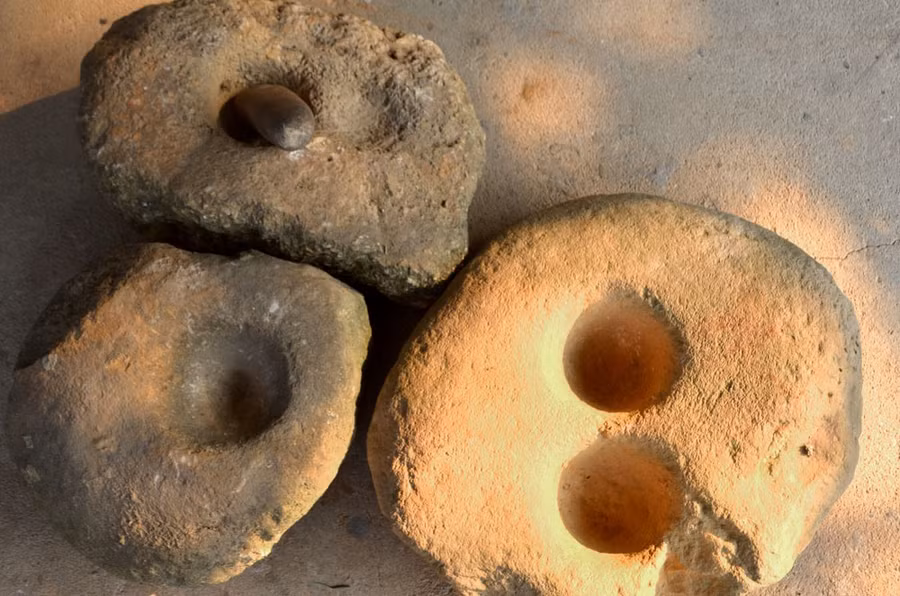 Những hòn đá này trông giống như chày cối đá. Ảnh: Hà Thủy Những hòn đá này trông giống như chày cối đá. Ảnh: Hà Thủy