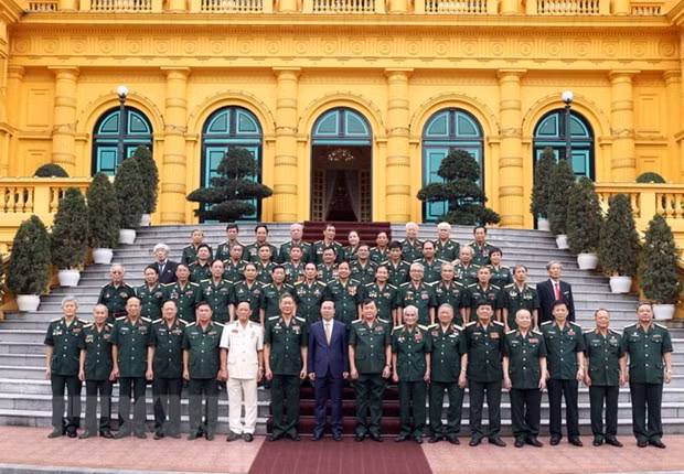 Chủ tịch nước Võ Văn Thưởng gặp mặt thân mật Ban Liên lạc Mặt trận Tây Nguyên, B3, Quân đoàn 3. (Ảnh: Thống Nhất/TTXVN)