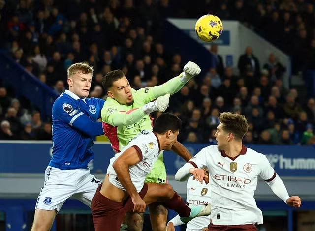 Jarrad Branthwaite uy hiếp khung thành Man City