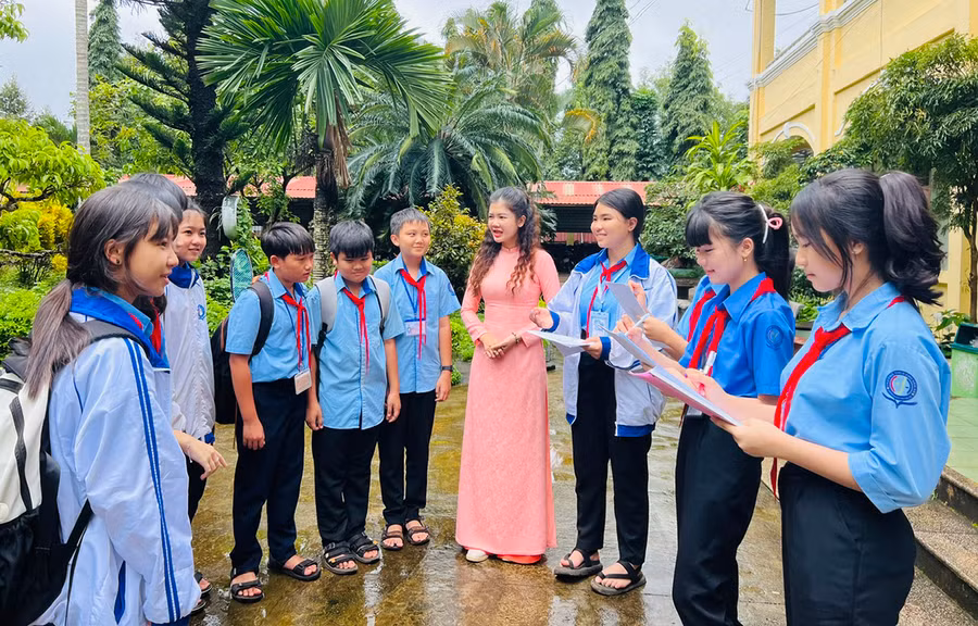 Nhóm tác giả khảo sát sự hiểu biết của học sinh trong trường về môn Giáo dục địa phương. Ảnh: Minh Nhật