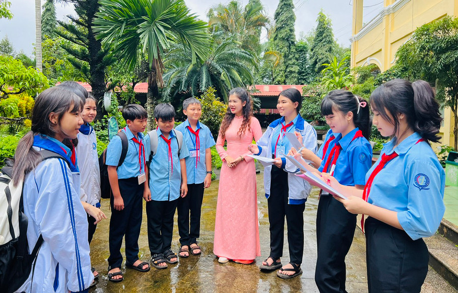 Nhóm tác giả khảo sát sự hiểu biết của học sinh trong trường về môn Giáo dục địa phương. Ảnh: Minh Nhật Nhóm tác giả khảo sát sự hiểu biết của học sinh trong trường về môn Giáo dục địa phương. Ảnh: Minh Nhật