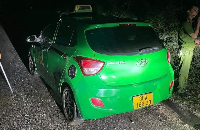 Chiếc taxi mà phạm nhân Mai Văn Đệ cướp bỏ lại ở huyện Hà Trung, Thanh Hóa. Chiếc taxi mà phạm nhân Mai Văn Đệ cướp bỏ lại ở huyện Hà Trung, Thanh Hóa.