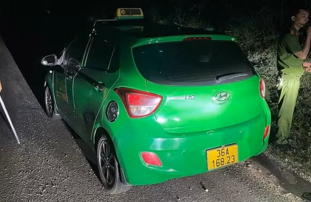 Chiếc taxi mà phạm nhân Mai Văn Đệ cướp bỏ lại ở huyện Hà Trung, Thanh Hóa.