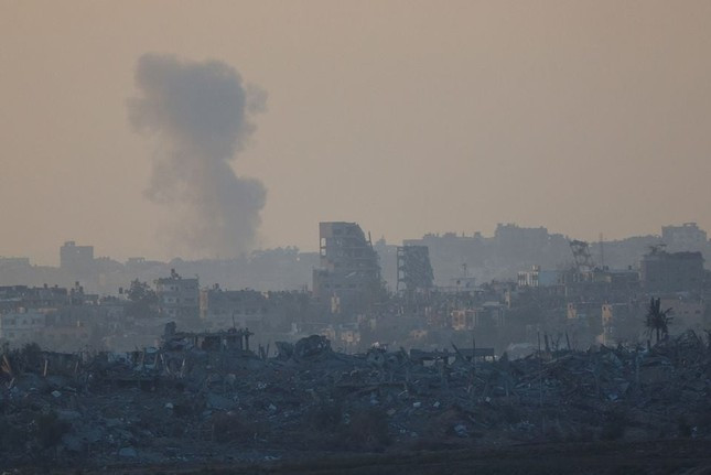 Khói bốc lên ở Dải Gaza ngày 1/12. Ảnh: Reuters Khói bốc lên ở Dải Gaza ngày 1/12. Ảnh: Reuters